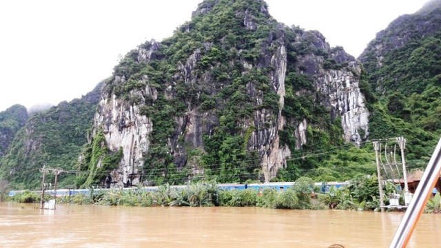 Description: Hình ảnh tàu SE19 mắc kẹt ở ga Lệ Sơn